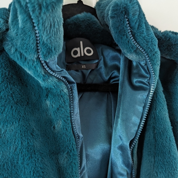 Alo Yoga Faux Fur emerald/teal jacket, NWOT, XS. Hard to find, sold out! - Picture 5 of 9